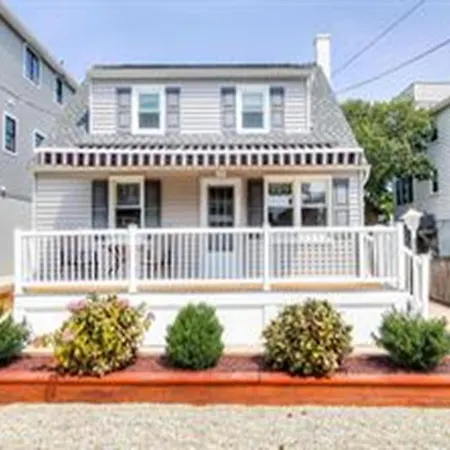 Immaculate 3 Bedroom First Floor Duplex In Ship Bottom, Close To The Beach,